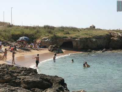 ...e cala Sant�Andrea (detta anche �dei Matarrese� per la vicinanza della grande villa dell�omonima famiglia di costruttori)